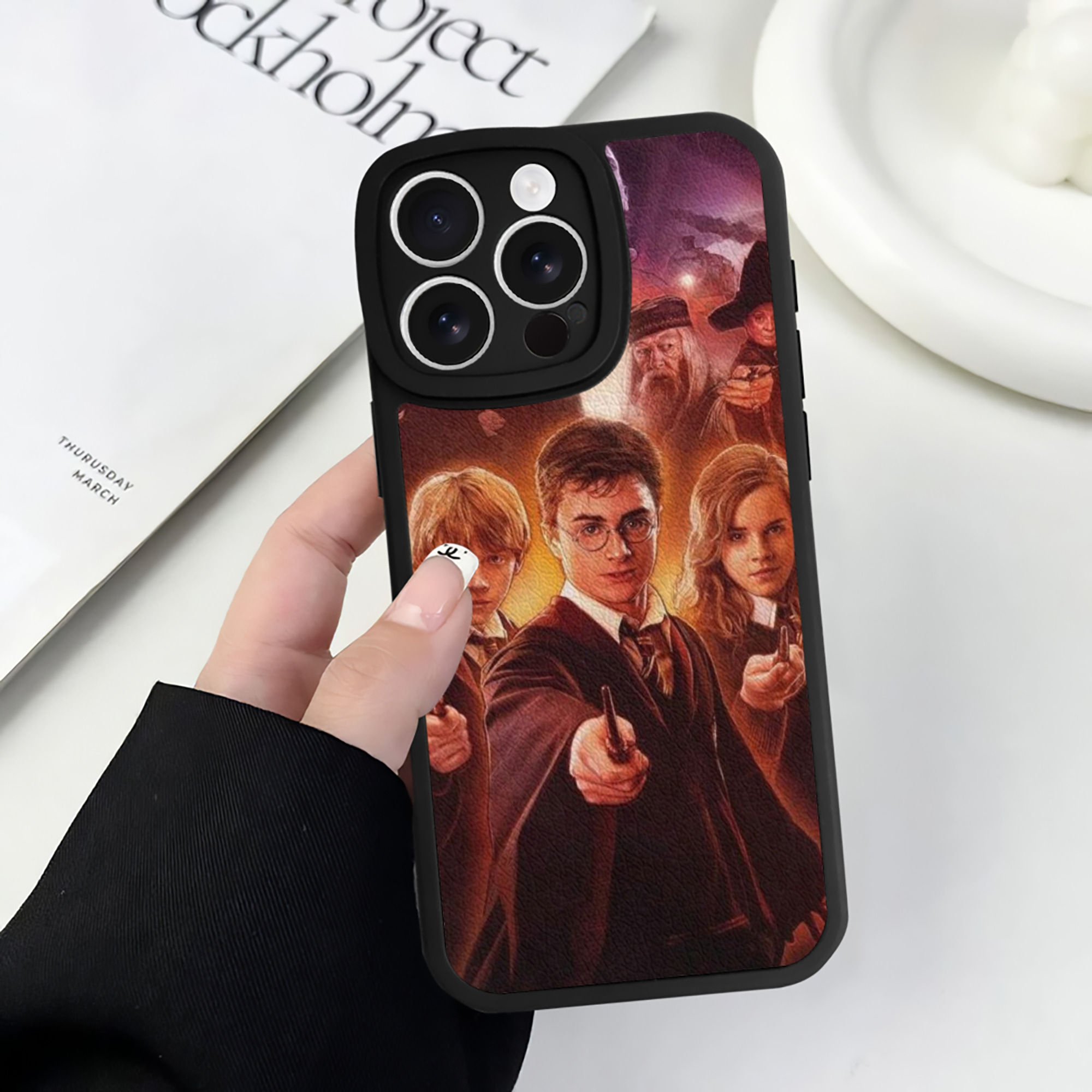 （画像用） Harry Potter ハリー・ポッターシリーズ 【iPhone 16シリーズ対応】シリコンスマホケース（レザー調） 材質：シリコン